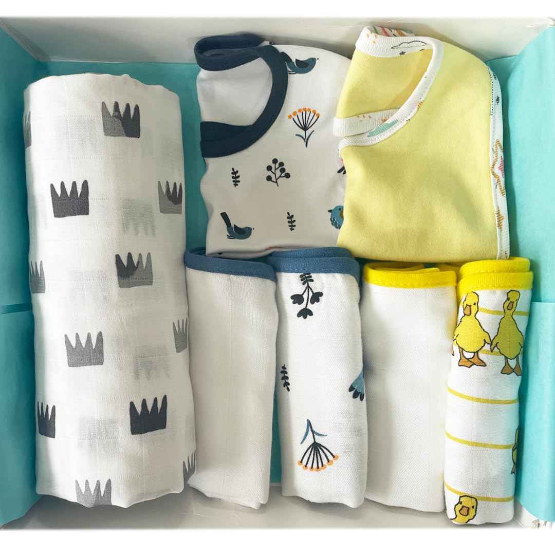 TINYLANE - Curated For You! Newborn Baby Products Gift Set (13 Pcs), Essential Clothing Gift Kit For Infants Of 0-3 Years, Swaddles, Bibs, Cap, Booties, Mittens & Washcloths, Ideal Baby Shower Gift Pack