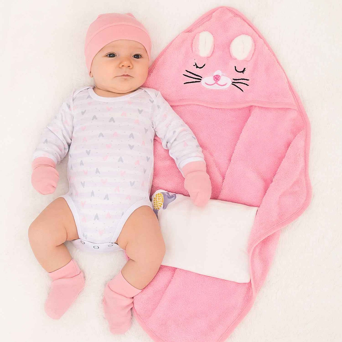 MOM'S HOME Organic Cotton New Born Baby Essentials Gift Set | Baby Shower Gift Hamper | Baby Clothing Gift Combo | Little Hearts | Pack of 7